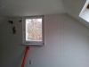 Vorher:
Dunkles Giebelzimmer mit einem Fenster